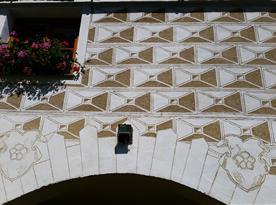 Detail fasády s renesančními sgrafity ze dvora