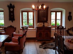 Hlavní obývací místnost s renesančními kachlovými kamny