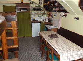Obytná místnost s kuchyňským koutem