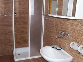 Sociální zařízení se sprchovým koutem, umývadlem a toaletou