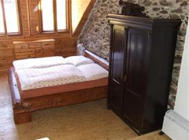 Pokoj s manželskou postelí a skříní