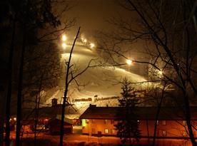 Pohled na lyžařské středisko večer
