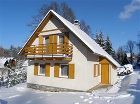 Celkový pohled na chatu v zimě