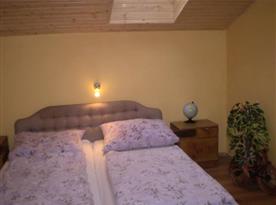 Ložnice B s manželskou postelí, nočními stolky a lampičkami