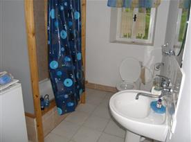 Sociální zařízení se sprchovým koutem, toaletou a umývadlem