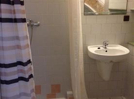 APT B - koupelna se sprchovým koutem