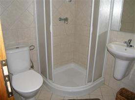 Apt A - koupelna se sprchovým koutem, toaletou a umývadlem