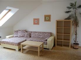 Apartmá č. 2 - obývací pokoj s rozkládací pohovkou