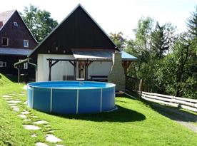 Pohled na nadzemní bazén na zahradě