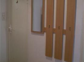 Předsíňová věšáková stěna, zrcadlo, vlevo vstup do koupelny, vpravo na wc