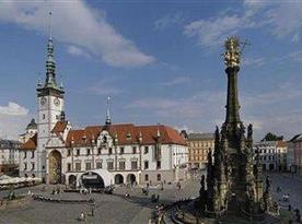 Horní náměstí Olomouc s orlojem a Morovým sloupem, historická perla Moravy