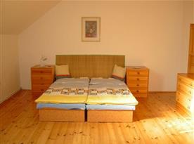 Ložnice s dřevěným nábytkem ve vile B