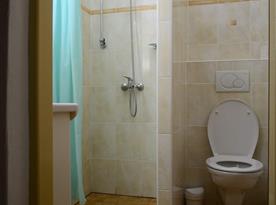 Apartmán pro 4 osoby - koupelna se sprchovým koutem