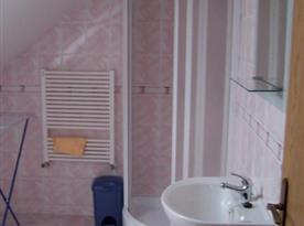 Růžový apartmán se sprchovým koutem, umývadlem a toaletou