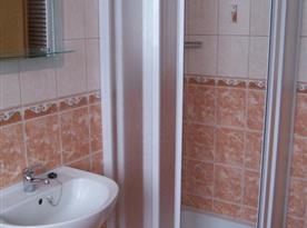 Oranžový apartmán se sprchovým koutem, umývadlem a toaletou