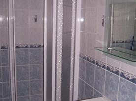 Modrý apartmán se sprchovým koutem, umývadlem a toaletou