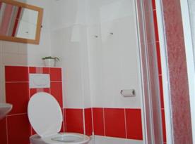 Dolní apartmán - sociální zařízení se sprchovým koutem a toaletou