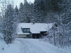 Chata v zimě s příjezdovou cestou