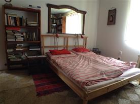 Interiér 1.ložnice s manželskou postelí, sem je možné přistavit skládací přistýlku