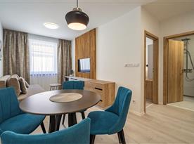 Apartmán De luxe Family & Busines - pohled přes jídelní kout do obývací části