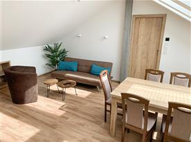 De Luxe Family & Business apartmán (100) - obývací pokoj s jídelním koutem