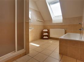 Apartmán Komfort (101) - koupelna s vanou a sprchovým koutem