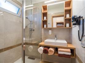Zahradní bungalov-koupelna se sprchou a umyvadlem