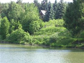 Pohled na chatu přes rybník