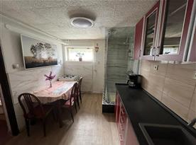 Apartmán v suterénu pro 5 osob-Kuchyně se sprchovým koutem