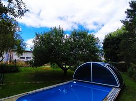 Zastřešený bazén na zahradě