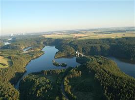 Letecký pohled na Dalešickou přehradu