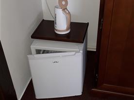 Mini lednice a varná konvice v pokoji č. 1