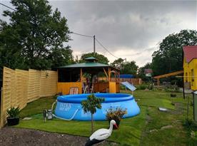Zahrada s bazénem a vyžitím pro děti