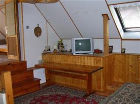 Obývací pokoj v podkroví s televizí