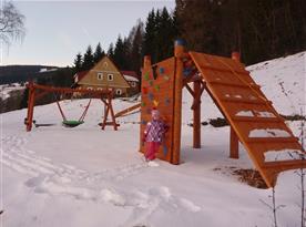 Dětské hřiště v zimě