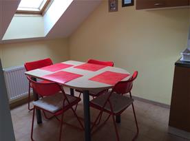 Apartmán č. 3, jídelní stůl v kuchyňce