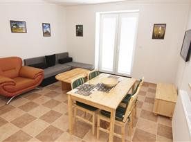 Apartmán A-obývací pokoj s kuchyňským a jídelním koutem