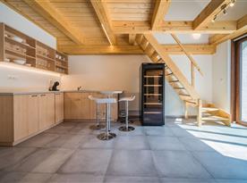 Jednoduše zařízená kuchyňská linka v prostorách sauny a vířivky