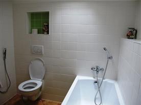 Koupelna s vanou a toaletou v podkroví