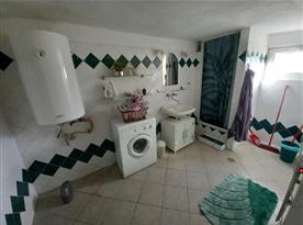 Koupelna se sprchou a pračkou