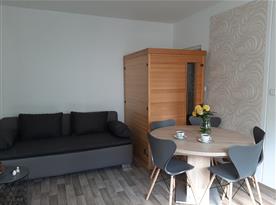 Obývací pokoj s možností rozložení gauče na plnohodnotné dvoulůžko (160cm), kulatý stůl až pro 6 osob