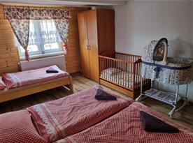 3-lůžková spálňa s detskou kolískou a postieľkou