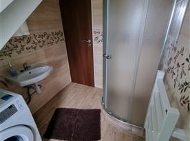 Kúpeľňa so sprchovacím kútom a práčkou