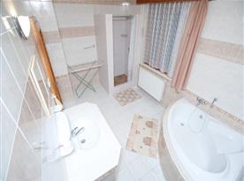 Koupelna s rohovou vanou, sprchovým koutem a umývadlem