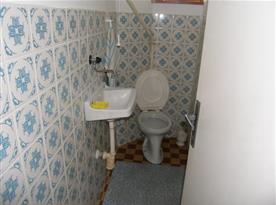 Toaleta v rámci koupelny A