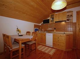 Objekt I.: apartmán pre 4-6 osob:  místnost s kuchyňským a jídelním koutem a velkým rozkládacím lůžkem